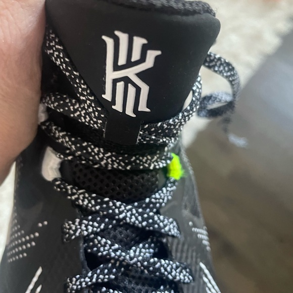Nike boys basketball shoes Kyrie Irving - Picture 2 of 6
